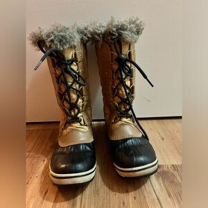 Sorel Winterboot - waterproof, lace up, with faux fur